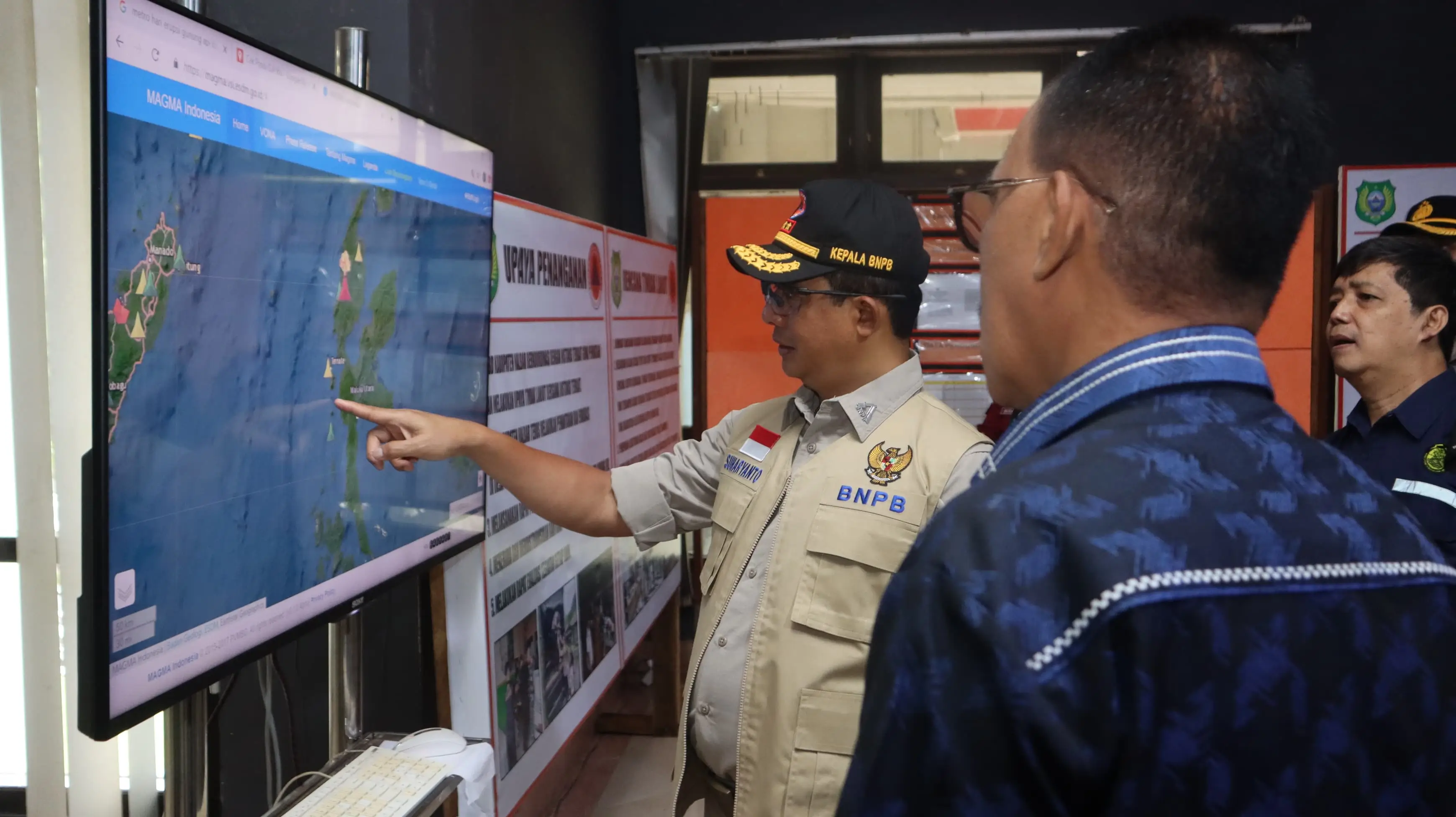 Kepala BNPB Letjen TNI Suharyanto, S. Sos., M.M (menggunakan rompi) saat meninjau Pos Komando Penanganan Darurat Bencana Erupsi Gunungapi Ibu di Kantor Bupati Halmahera Barat, Maluku Utara pada Jumat (31/5).